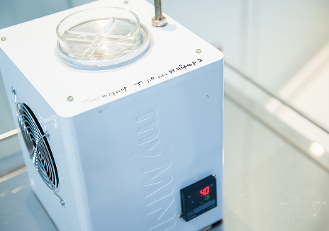 Cold moisture retention device